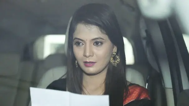 Aradhana reads Raman's love letter!
