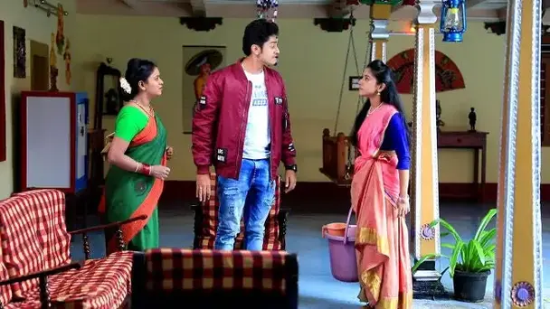 Akash arrives at Bhoomi's house