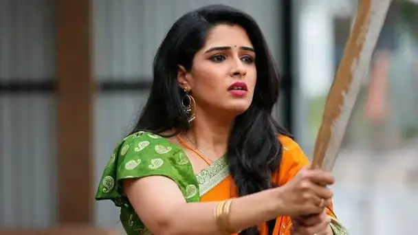 Gayathri attacks Kathir