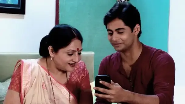 Gopal teaches Hasumati to use a mobile