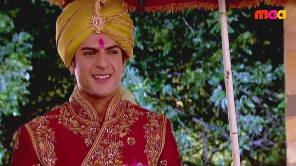 Nikhil arrives on a horse