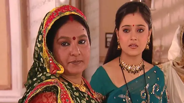 Kaushalya Gifts a Sari to Sadhana