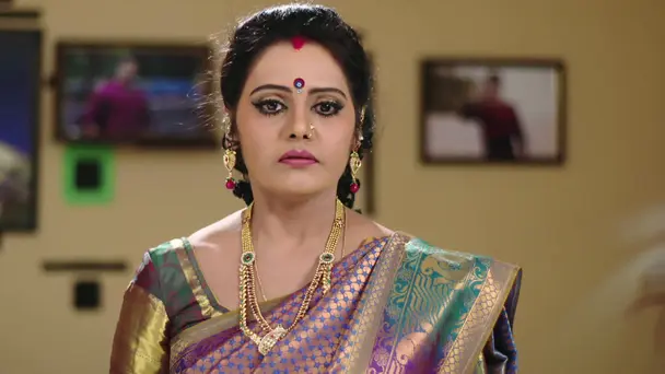 Bhramarambika Slaps Prakash Rao