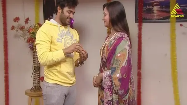 Vinay gifts Varsha a ring