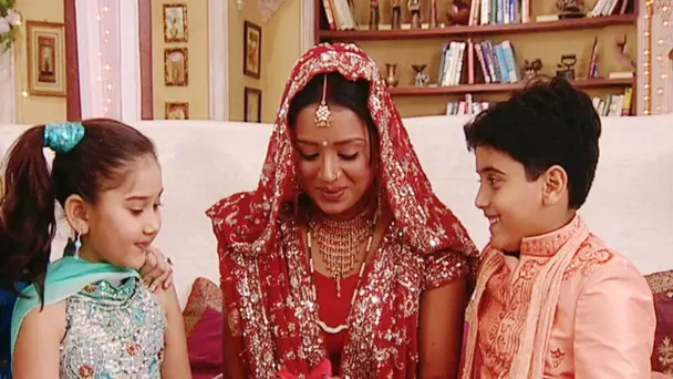 Ragini, Sadhana Receive Gifts