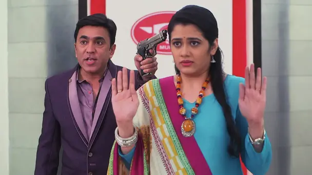 A Robber Breaks into the Bank!