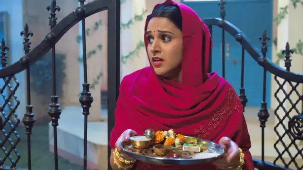 Prarthana Sees Choti Chudail?