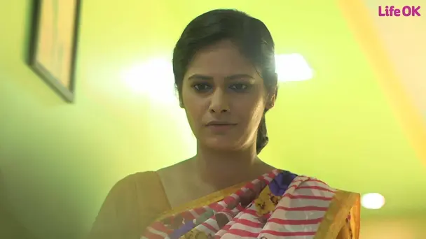 Sandhya Steals the Jewellery
