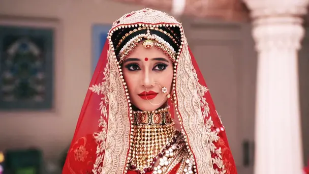 Naira Wears Akshara's Lehenga