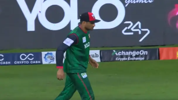 NO ESCAPE! Nawaz plucks it at deep mid-wicket to dismiss Shepherd