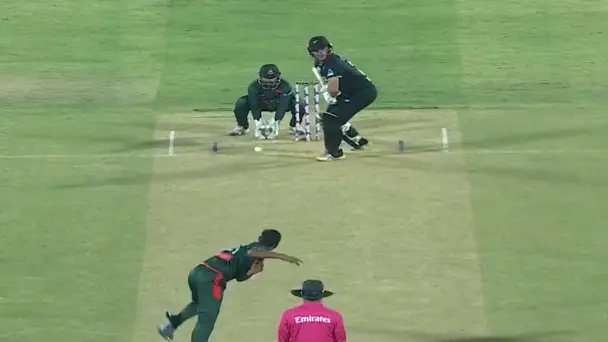 Back-To-Back Sixes! Foxcroft notches up his 2nd ODI fifty