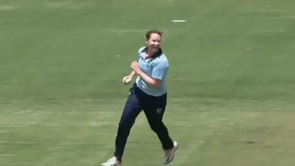 Lauren Cheatle's 3 for 34 | Match 20