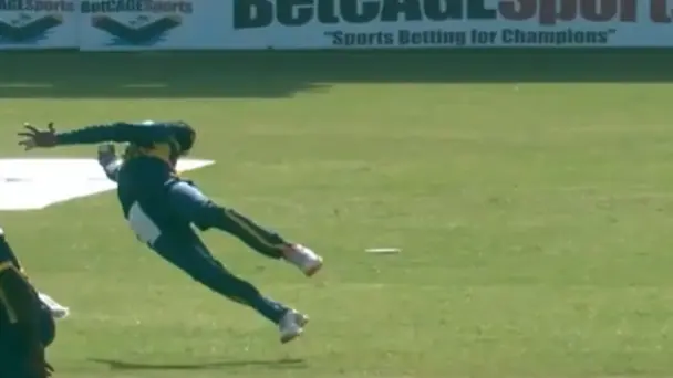 SENSATIONAL! Mendis' flying catch leaves everyone stunned