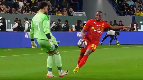 Open-Goal Punishment! Keeper blinks as Julian Quinones pounces