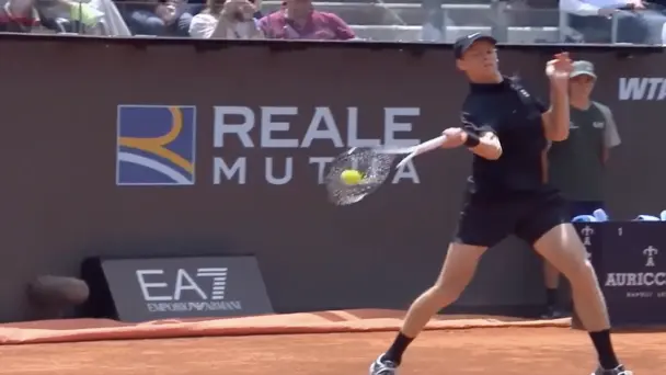 SIN-SATIONAL! Jannik rips the forehand for an early break