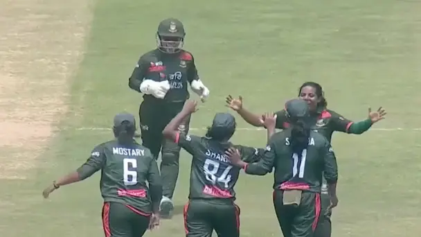 SCREAMER! Sarmin plucks a stunner to dismiss Kavisha 