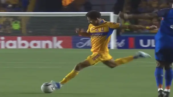 JAW-DROPPING! Ozziel Herrera's long-range screamer leaves fans awestruck