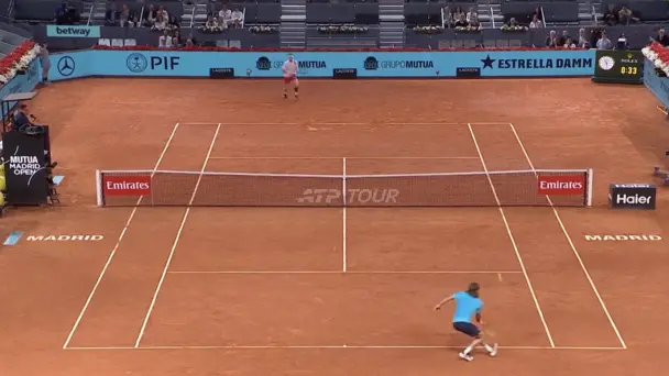 STUNNING! Stefanos Tsitsipas paints the perfect drop shot