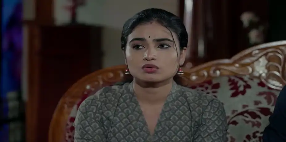 Durga S1 E256 - Girija To Visit Akhil's House