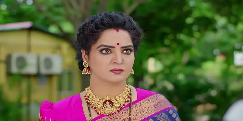 Kudumbasametham S1 E553 - Will Ananya Take Ananda Bhairavi's Offer?