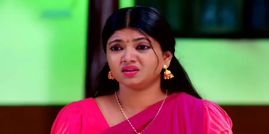 Malayogam S1 E31 - Kausalya Applies Henna on Shreya’s Hands