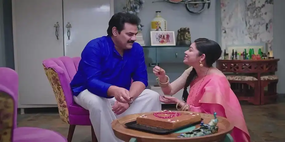 Bhoomika Bakes a Cake for Goutham | Amruthadhaare