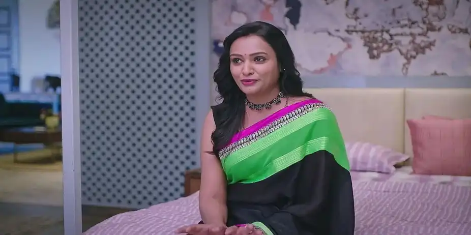 Goutham Wonders about Bhoomika's Gift | Amruthadhaare