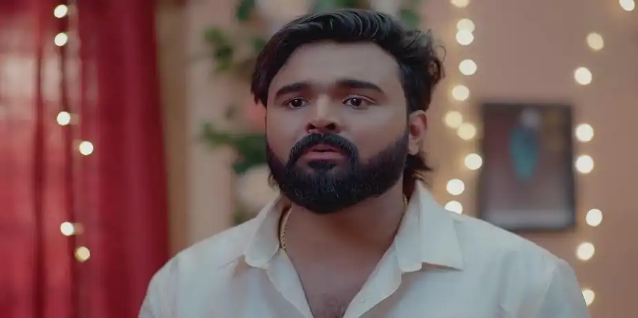 Meenakshi’s Friends Speak to Vyshakh | Valsalyam