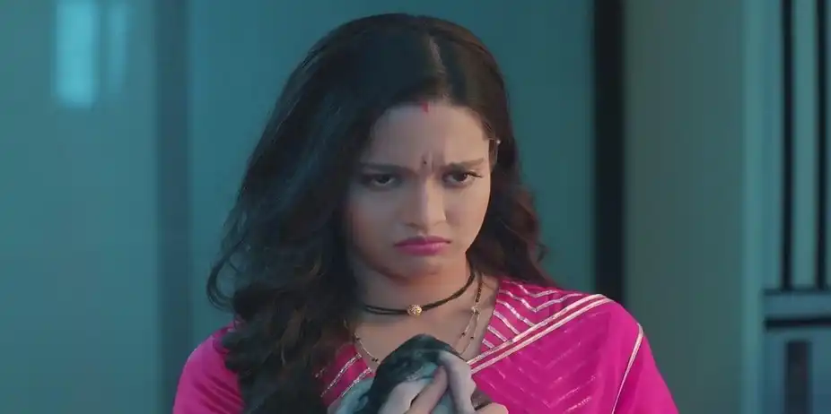 Leela Wakes Up Suddenly as the Lights Go Out | Navri Mile Hitlerla