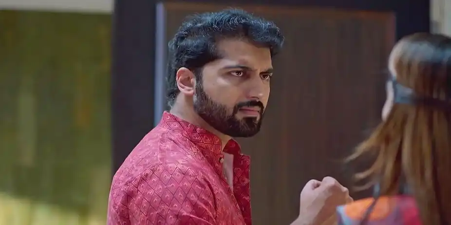 Maheshwar Throws Shreya Out of His Room | Mayamayooram