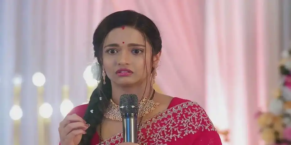 Leela Comes Alone for the Reception | Navri Mile Hitlerla