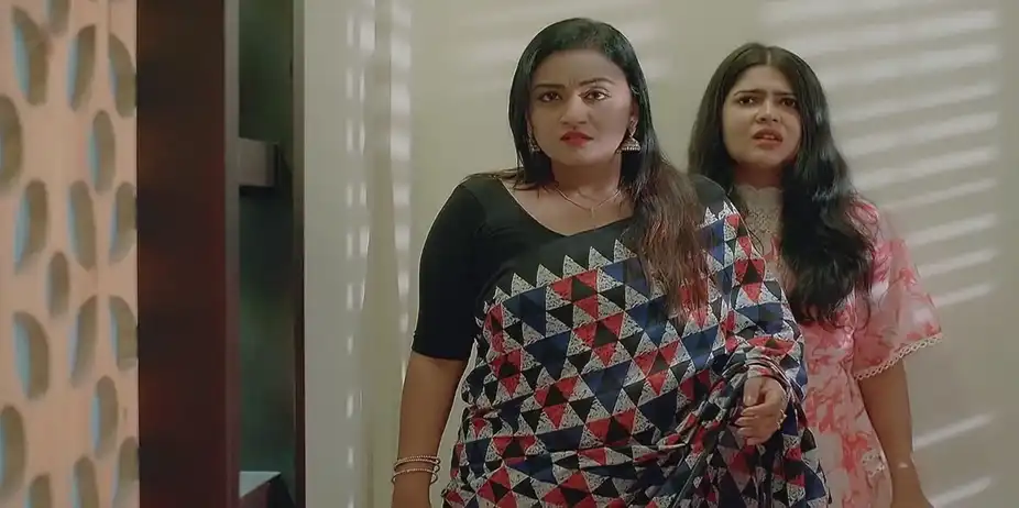 Meera Slips on the Stairs | Mangalyam