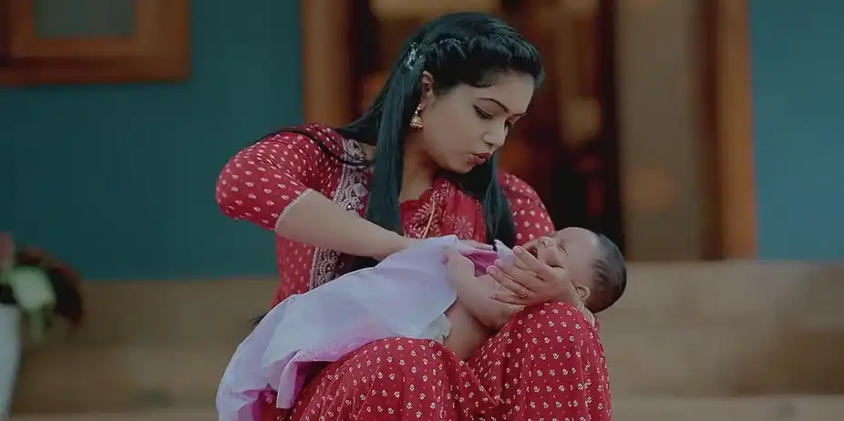 Meenakshi Gives the Baby a Bath | Valsalyam