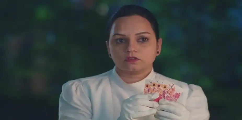 Leela Is Punished by Being Made to Stand Outside | Navri Mile Hitlerla