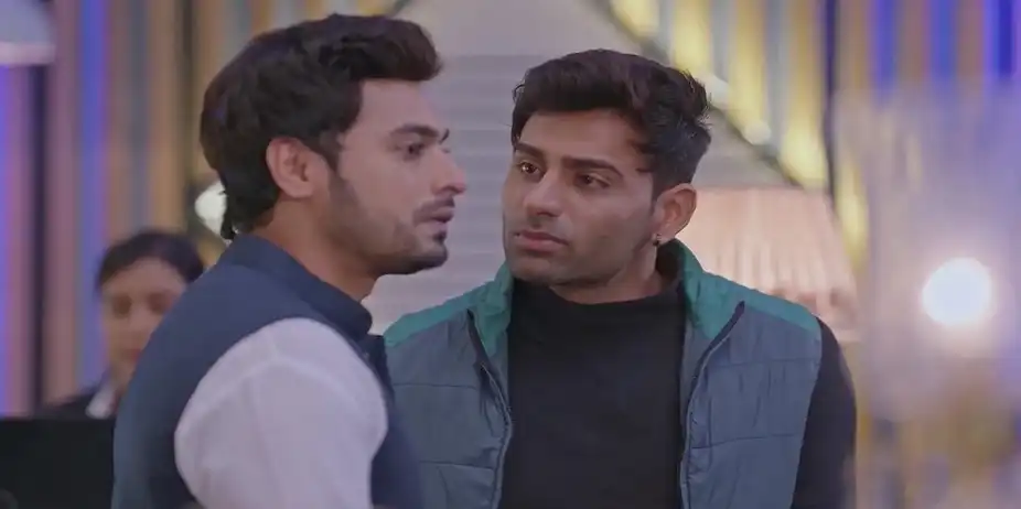 Jasbir Notices Purvi at the Hotel | Kumkum Bhagya