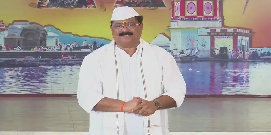 Devashala and Lakshmi Compete for a Paithani