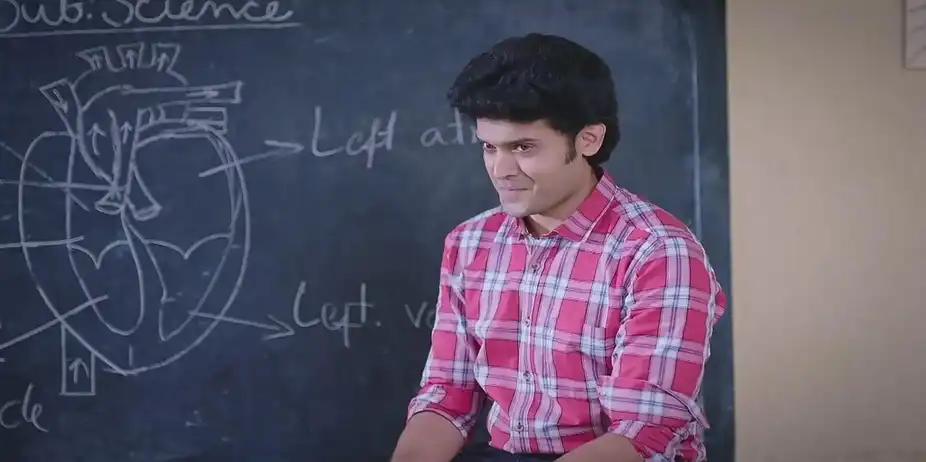 Partha Tries to Win over the Students | Amruthadhaare