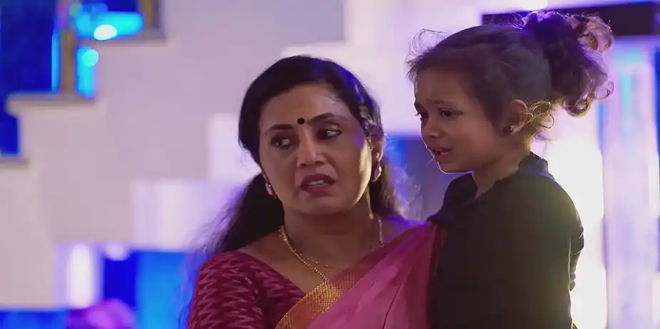 Malavika Makes a Fuss | Mayamayooram