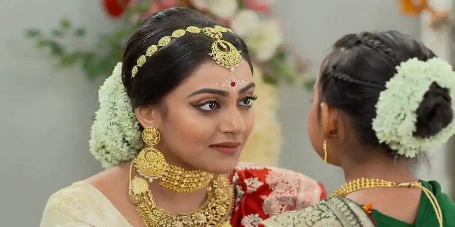 Mihi Is All Dressed up in a Banarasi Saree | Ke Prothom Kachhe Esechi