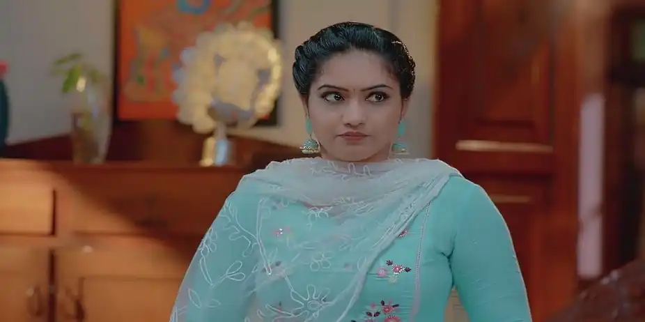 Meenakshi Sees Mythili | Valsalyam
