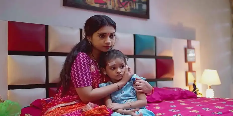 Ganga Sees Malavika | Mayamayooram