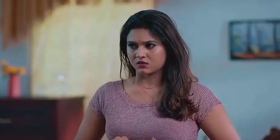 Parvathy Keeps Ria’s Phone Back in Her Bag | Parvathy