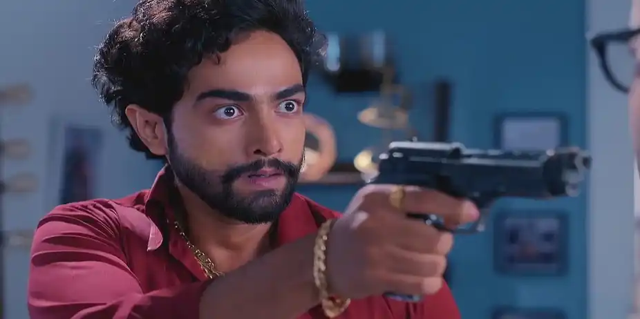 Mandar Threatens Arunabha at Gun Point | Kon Gopone Mon Bheseche