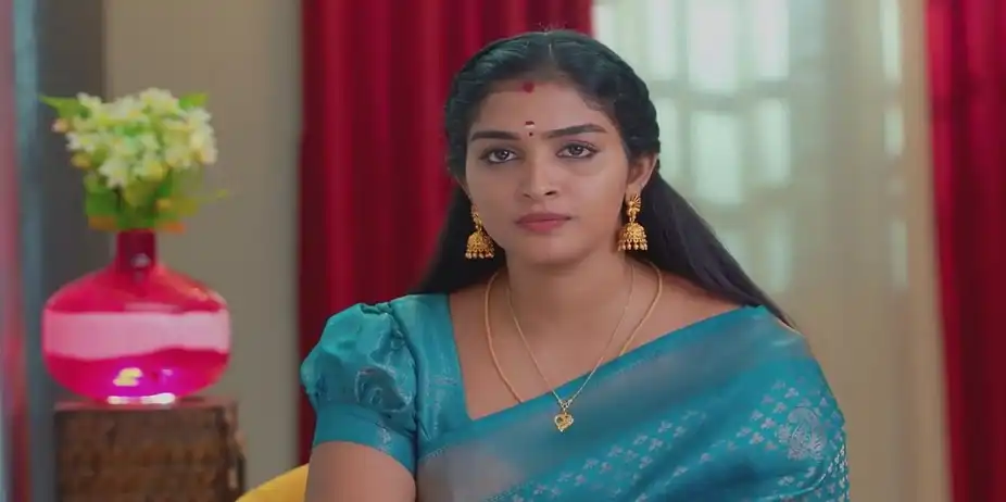 Karthikeyan's Gift to Deepa | Karthigai Deepam