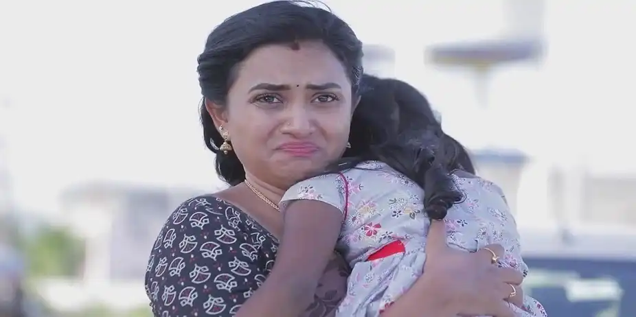 Muthu Tries to Stab Bharathi | Idhayam