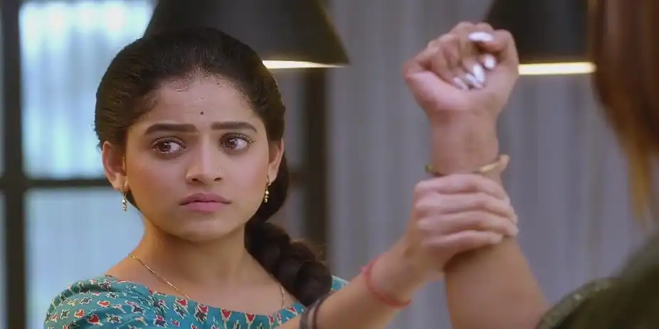 Disha Raises Her Hand on Savitri | Paaru