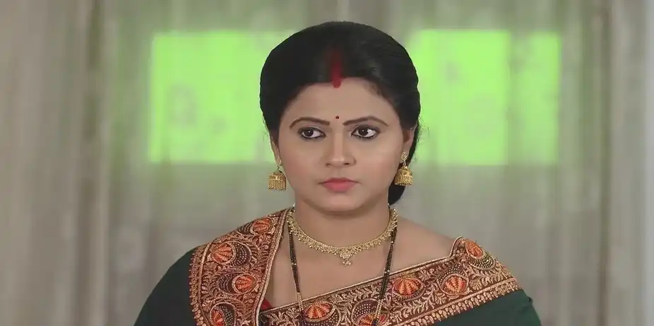 Raghuraj's Mother Learns about Ragini's Actions | Sandhya Ragini