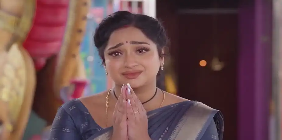 Maari Prays to the Deity | Maari