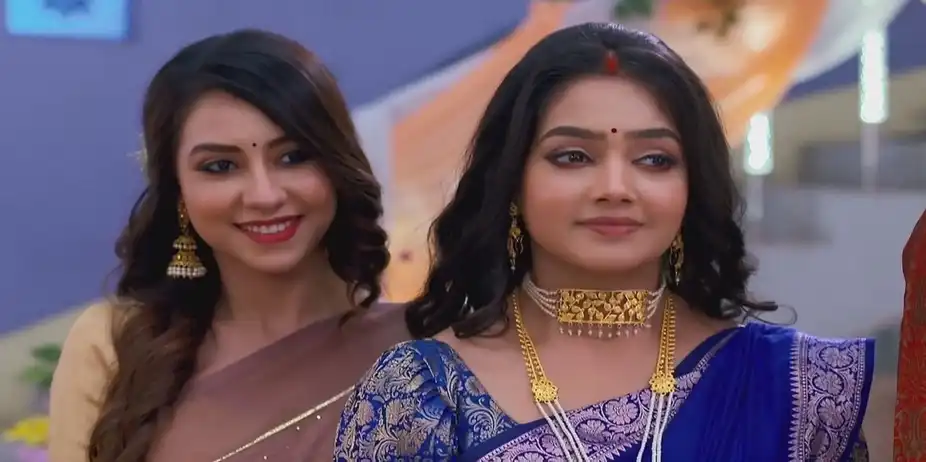 Pallab Blesses Paramita with Jewellery | Phulki