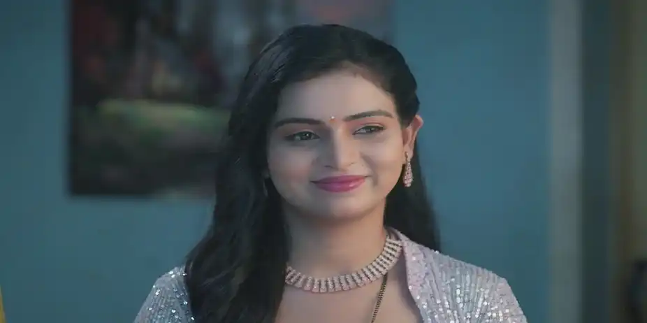 Vandana Asks Divya to Stay in a Hotel | Shiva
